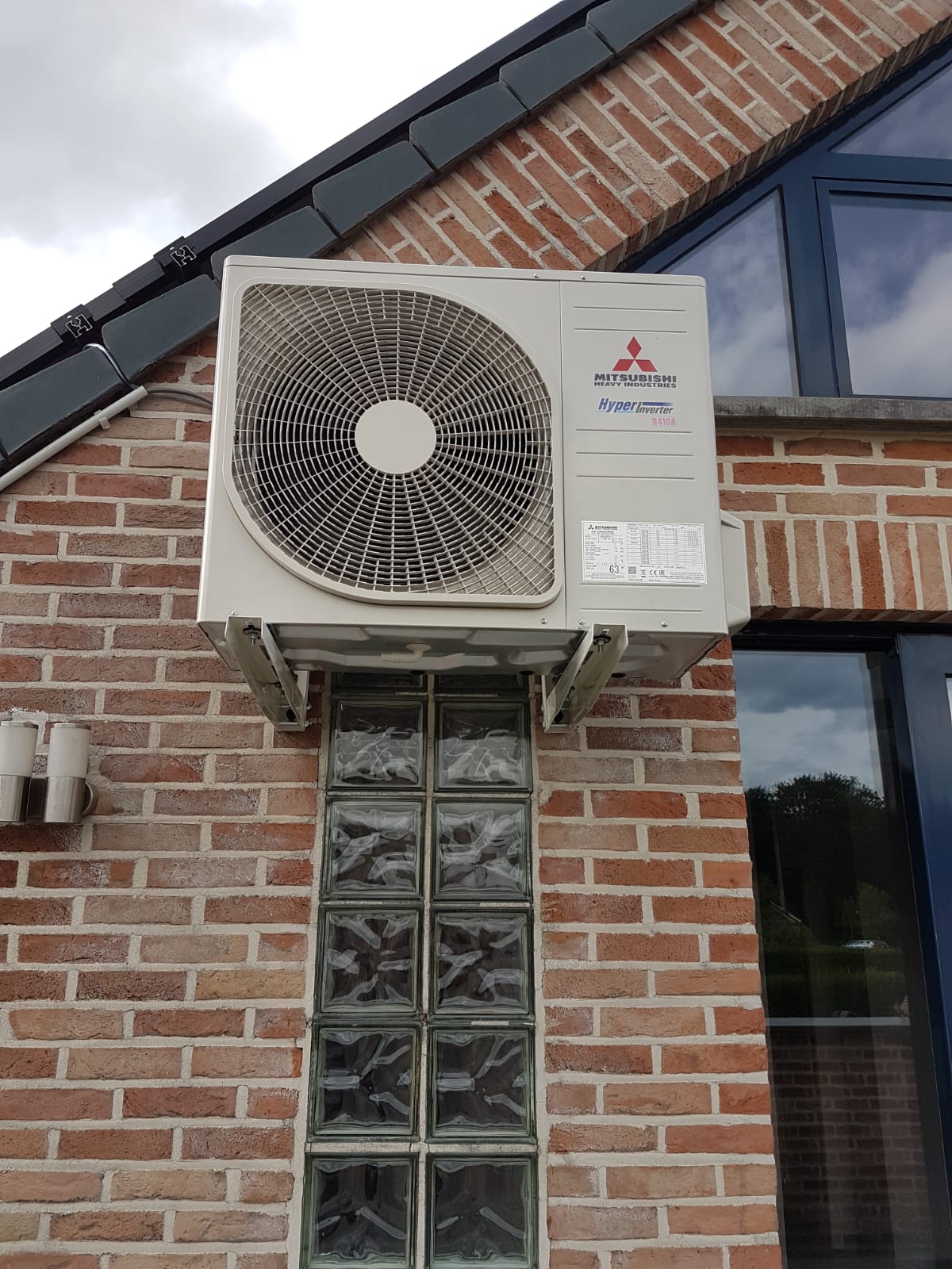 Mitsubishi buitenunit aan een woning