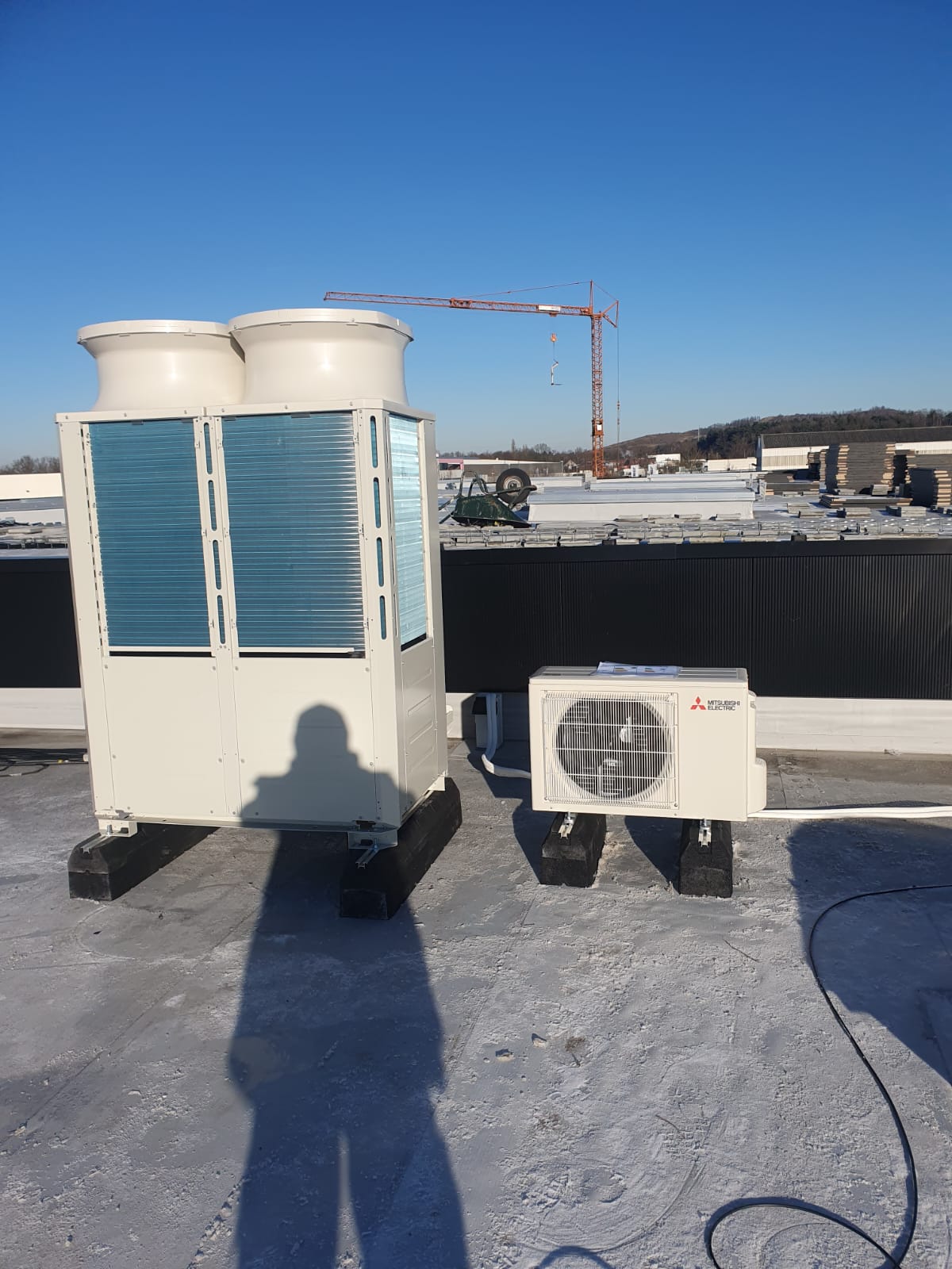Buitenunits op een plat dak