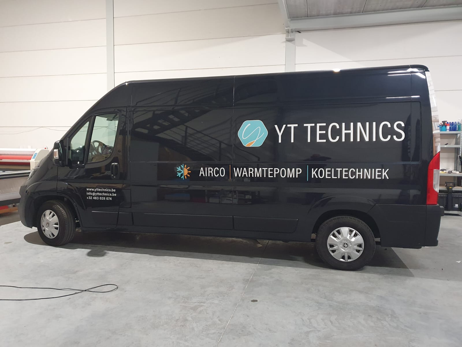 Bestelwagen van YT Technics, zijaanzicht