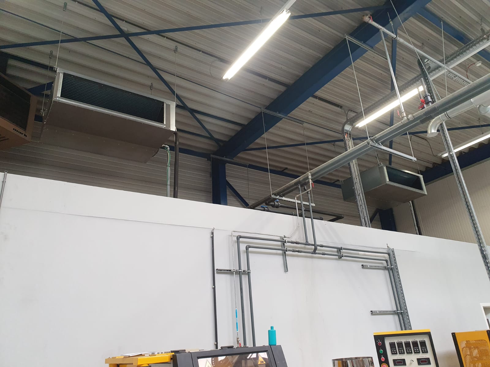 Luchtkoelers en leidingwerk in een bedrijfshal