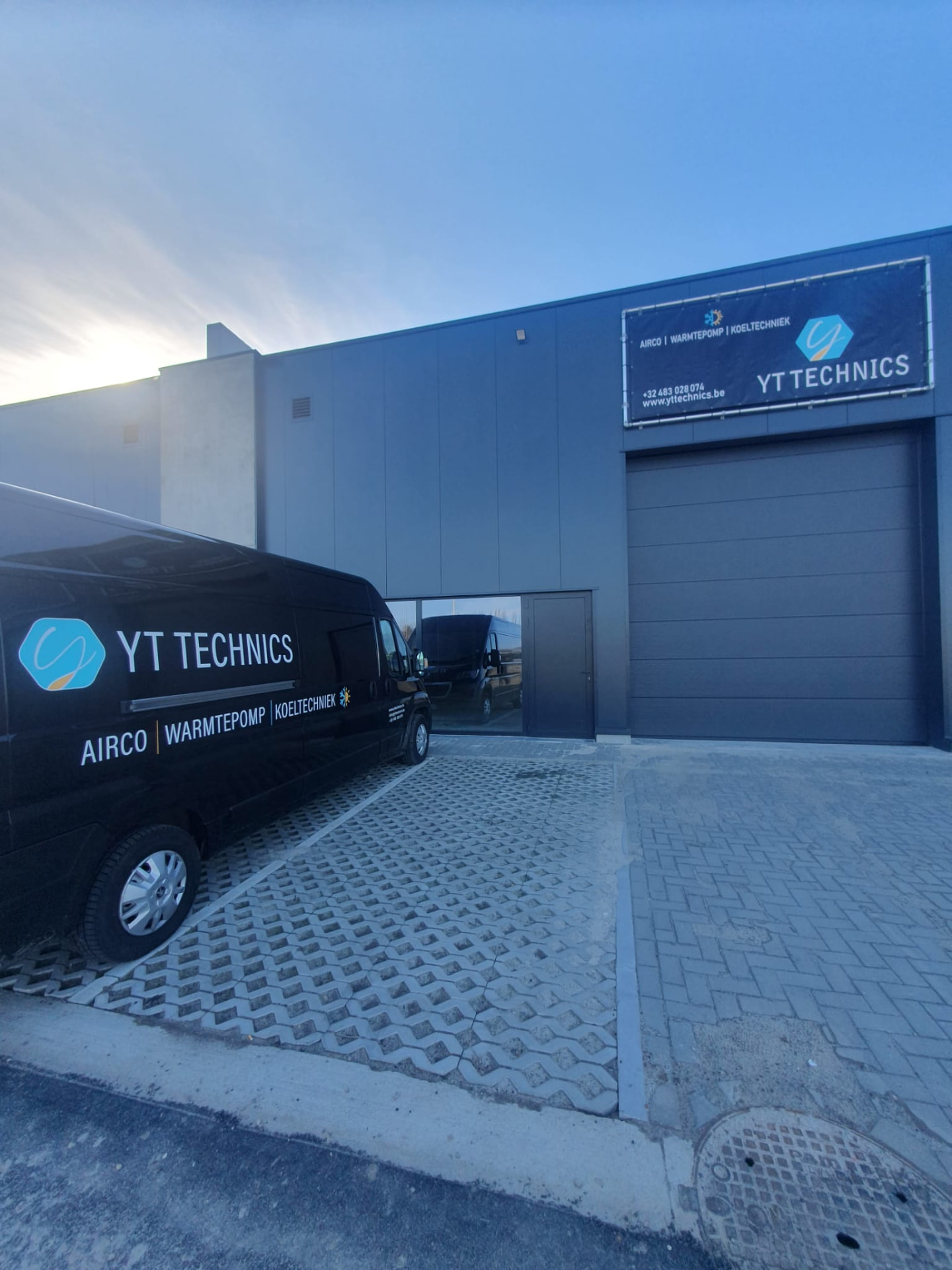 Bedrijfsgebouw van YT Technics met bestelwagen