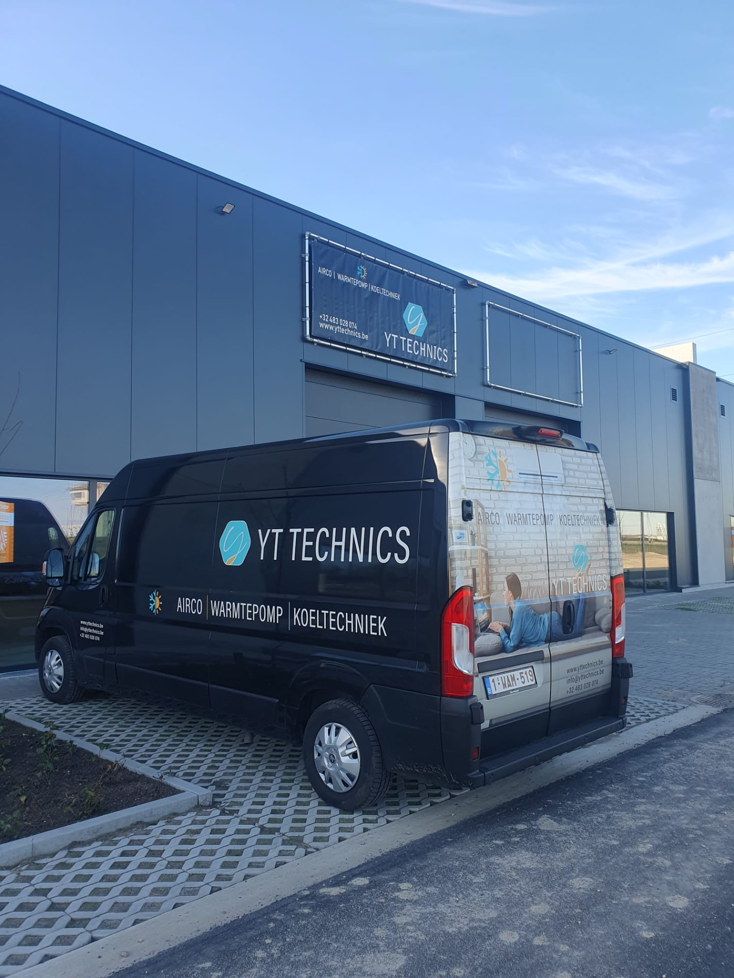 Bestelwagens van YT Technics aan het bedrijfsgebouw