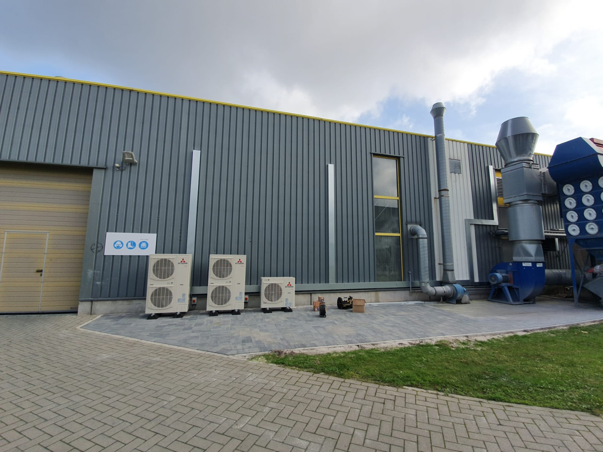 Buitenunits opgesteld naast een bedrijfsgebouw